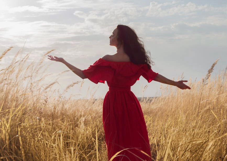 Empowerment after Narcissistic abuse - Illustration of a person standing tall with arms outstretched symbolizing empowerment and self-discovery.